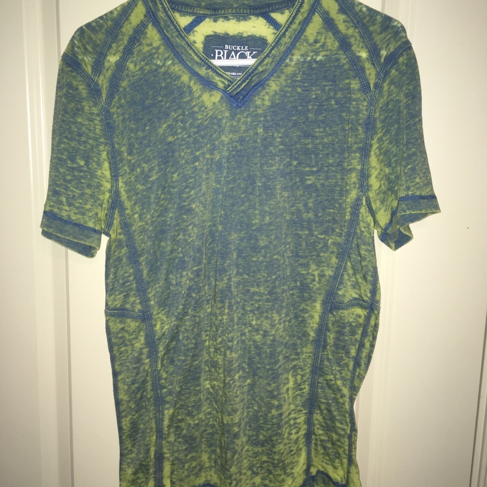 Buckle acid wash two tone v-neck t-shirt